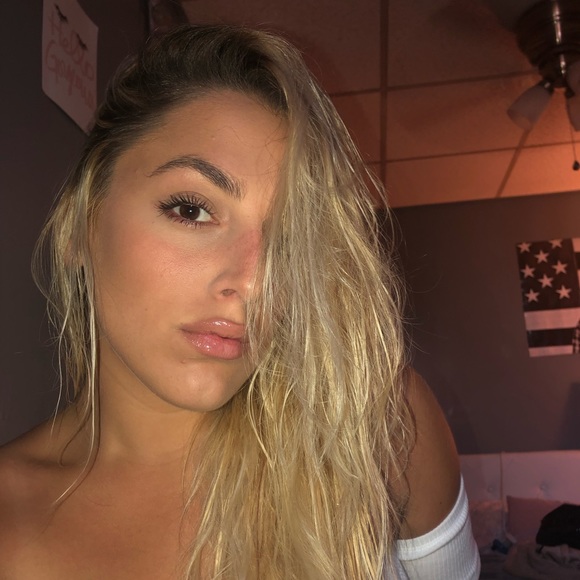 Profile Picture of Noel Faragalli (@_noelfaragalli) on Poshmark