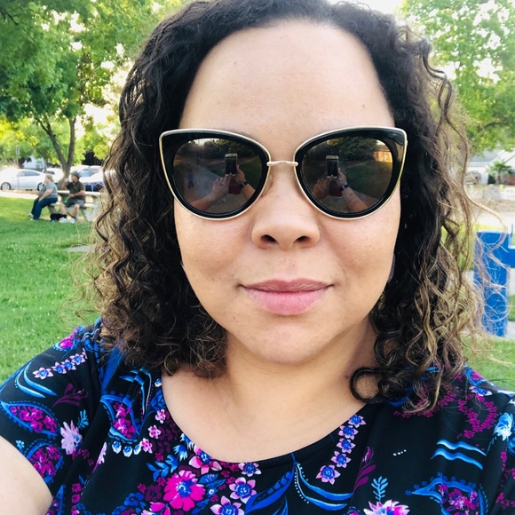 Profile Picture of Angelique Hinesley (@suneyes37) on Poshmark