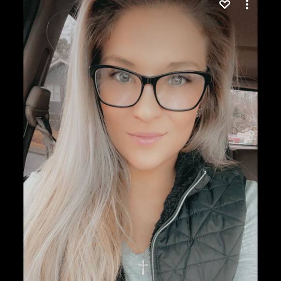 Profile Picture of Miranda Faye (@randafaye_) on Poshmark