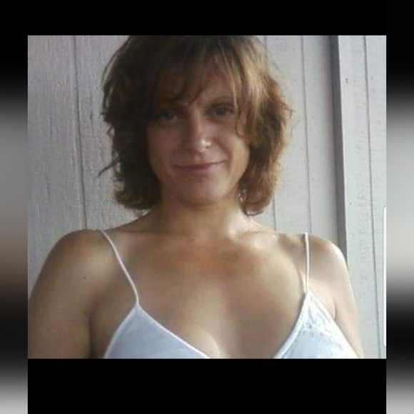 Profile Picture of Shelley Lynch (@waltonlynch) on Poshmark