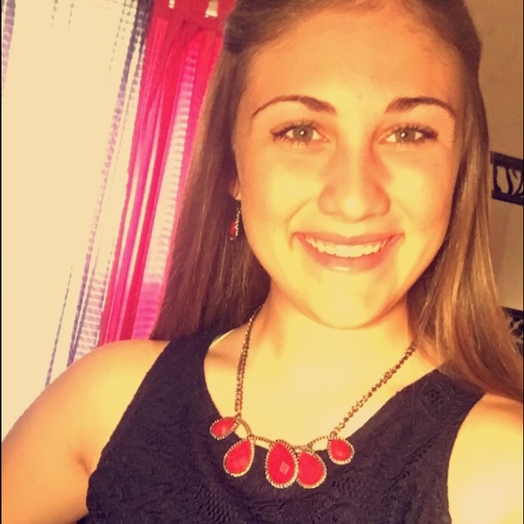 Profile Picture of Hannah Parson (@hannahparson16) on Poshmark