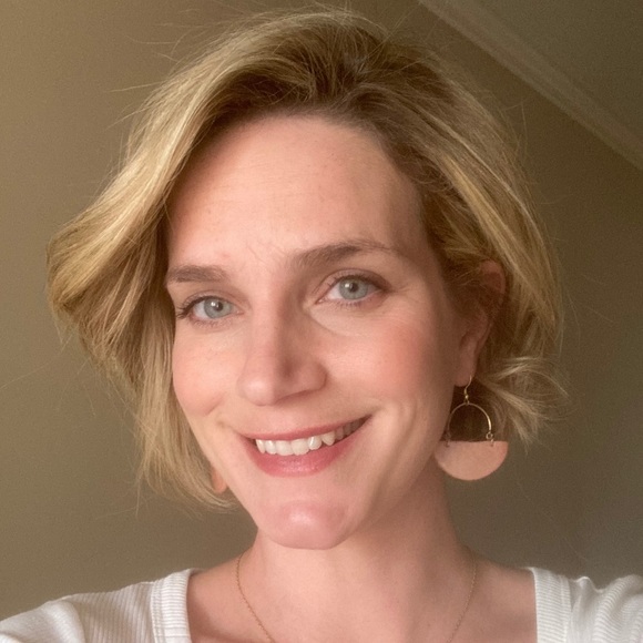 Profile Picture of Elizabeth Intrater (@elizabellat) on Poshmark