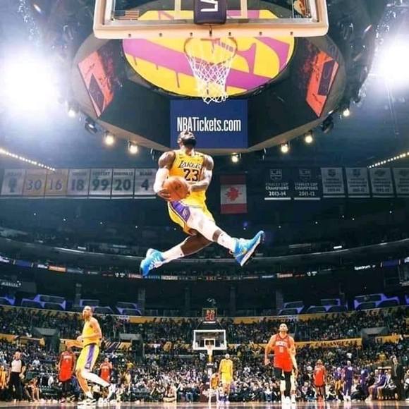 Profile Picture of Sally Bettag (@salbmomof3) on Poshmark