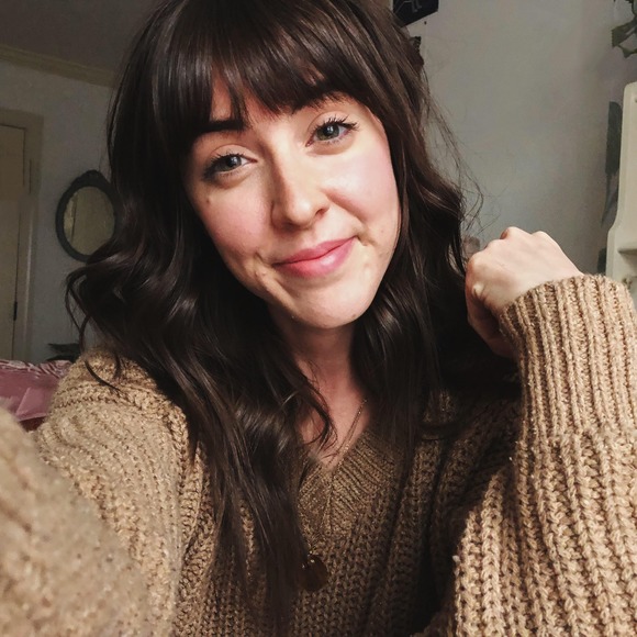 Profile Picture of Kate Ashbrook (@kateashbrook) on Poshmark