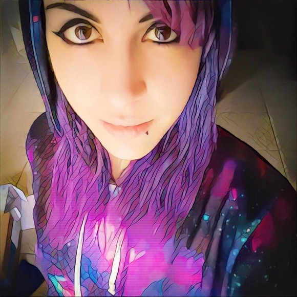 Profile Picture of Destinee Furno (@artsydezzy) on Poshmark