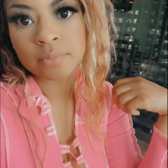 Profile Picture of Minah White (@pinkmilli) on Poshmark