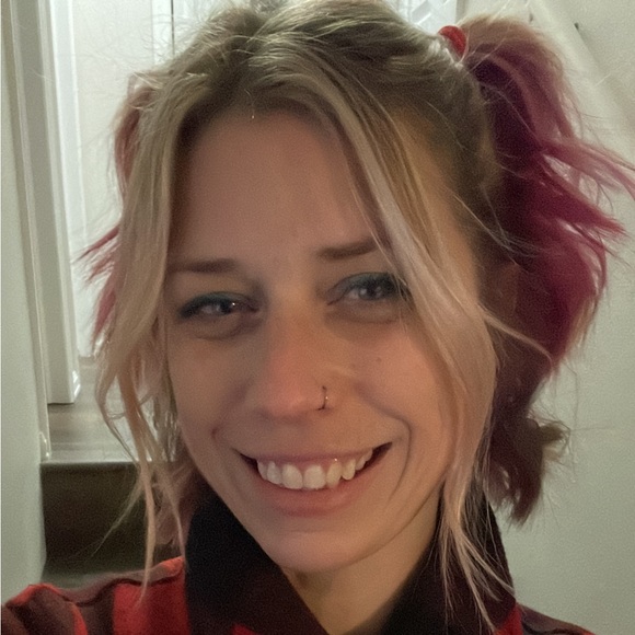 Profile Picture of Lisa Pike (@lisacpike) on Poshmark