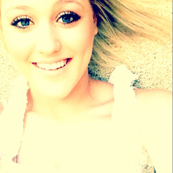 Profile Picture of Allison Vincent (@alaskababy) on Poshmark