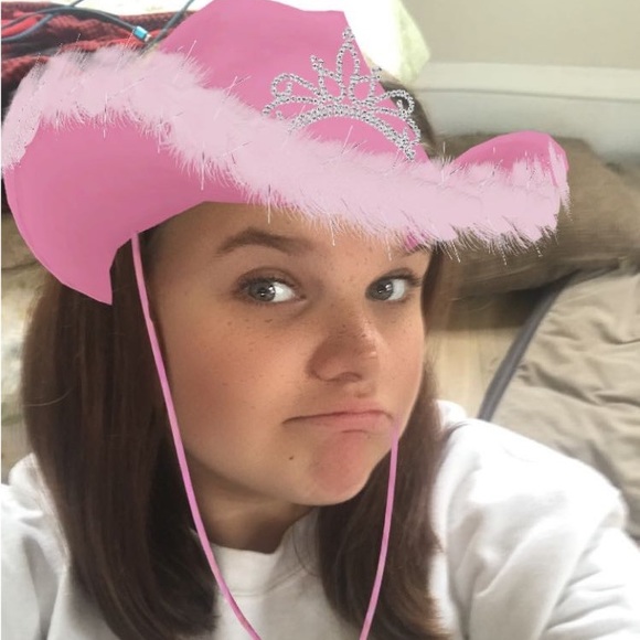 Profile Picture of Kiersten Young (@ykiersten4) on Poshmark