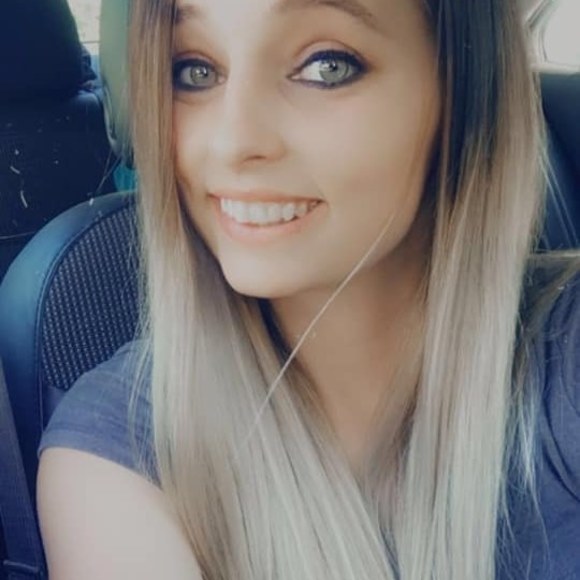 Profile Picture of Briana Mahl (@brianamahl) on Poshmark