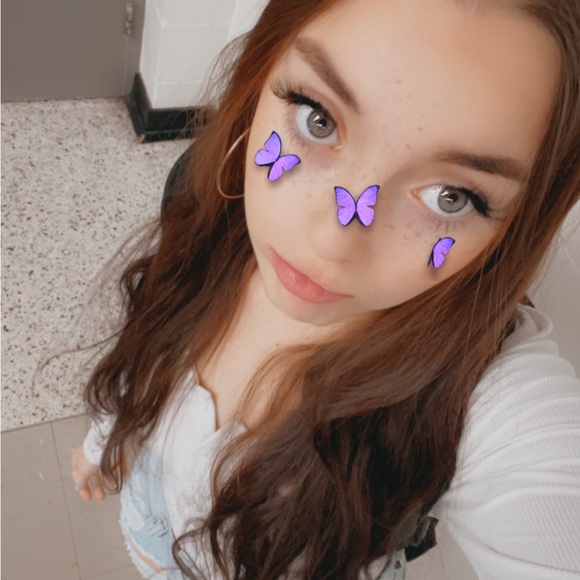 Profile Picture of Zoe Schamberger (@zoeschamberger2) on Poshmark