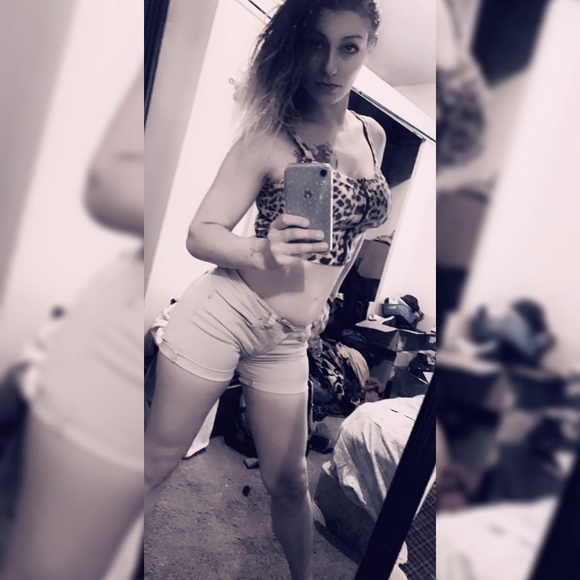 Profile Picture of Amber Hoerth (@aeliz5890) on Poshmark