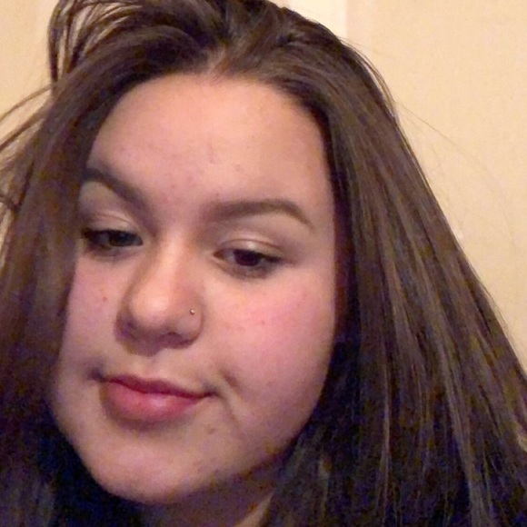 Profile Picture of Mckayla Schwartz (@mckayla_sky) on Poshmark