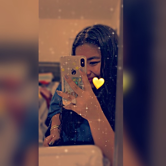 Profile Picture of Georgina De la torre 💛🌻 (@gigi_dlt) on Poshmark