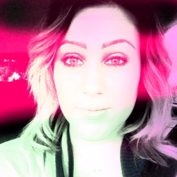Profile Picture of Amanda Paul (@amandap123) on Poshmark