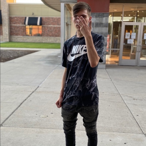 Profile Picture of Donovan Griffor (@visadon) on Poshmark