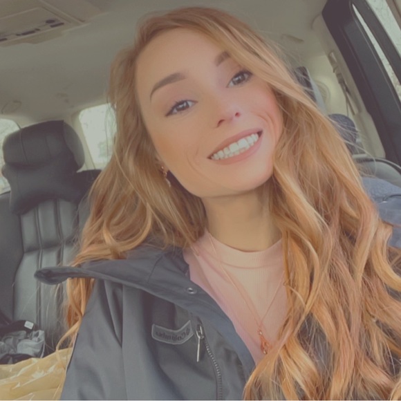 Profile Picture of Savannah Carothers (@savannah01234) on Poshmark