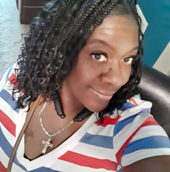 Profile Picture of Evelyn Smith (@eve1127) on Poshmark