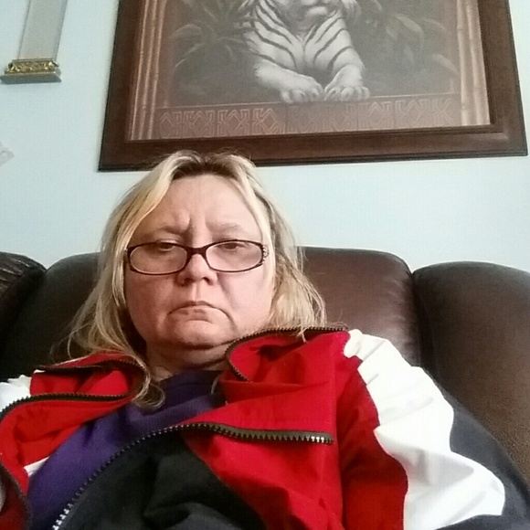 Profile Picture of Lisa Eppihimer (@leppihimer) on Poshmark