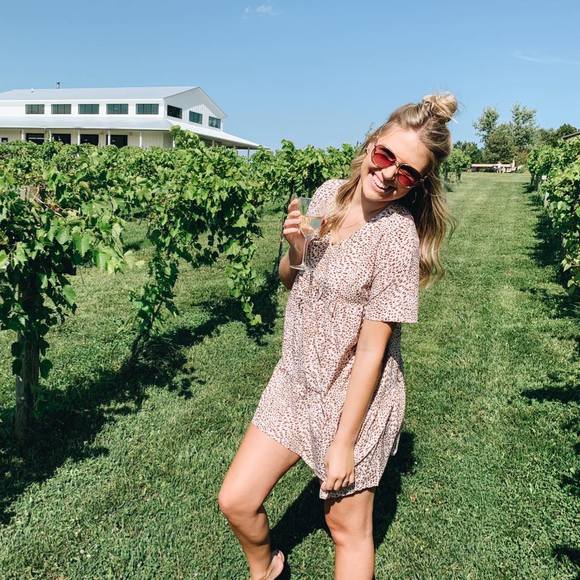 Profile Picture of Maddi Sobiech (@maddisobiech) on Poshmark