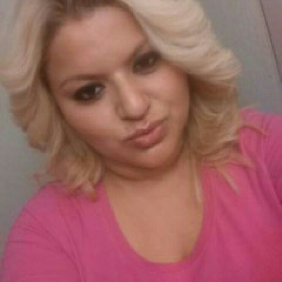 Profile Picture of Andrea Caldera (@chikiss_28) on Poshmark