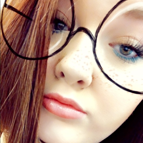 Profile Picture of Ana Baker (@ana123brooke) on Poshmark