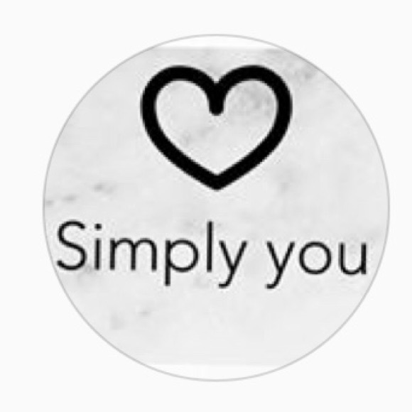 Profile Picture of Julia Figueiredo (@juliaf_d) on Poshmark