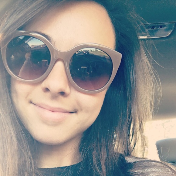Profile Picture of Elyssa Venturini (@elyssaventurini) on Poshmark