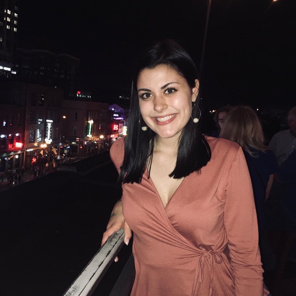 Profile Picture of Kelsie Arnold (@kelsiek10) on Poshmark