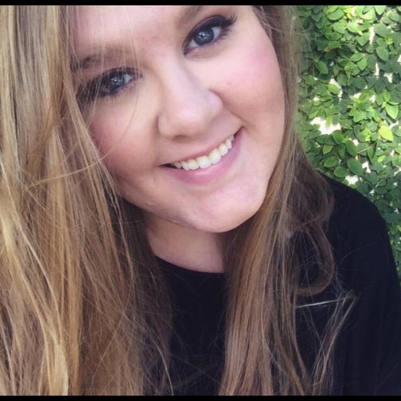 Profile Picture of Sarina Grant (@hellosarina) on Poshmark