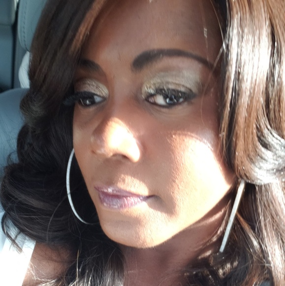 Clintonia Simmons - Poshmark Profile Picture of Clintonia Simmons (@clintonias) on Poshmark