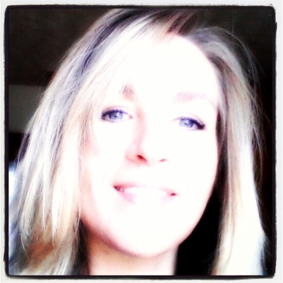 Profile Picture of Jamie Holtzclaw (@jaznjamie) on Poshmark