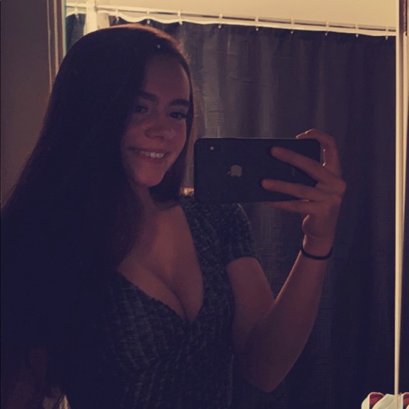 Profile Picture of Rachel Latwis (@rachellmaureen) on Poshmark