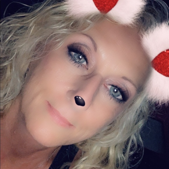 Profile Picture of Julia Strange (@jstrange2017) on Poshmark