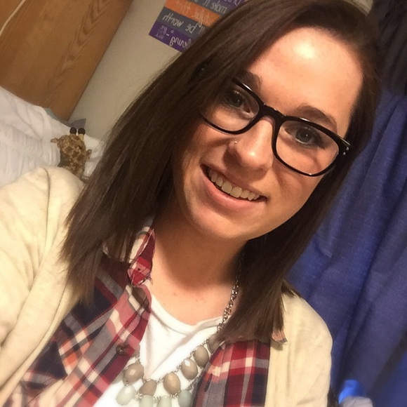 Profile Picture of Peyton Yeary (@peytonyeary) on Poshmark