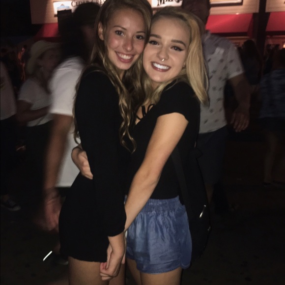Profile Picture of Erica Warner (@emwarner2000) on Poshmark