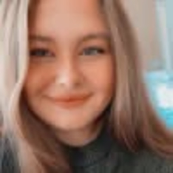 Profile Picture of Claudia Jarvis (@claudiajarvi365) on Poshmark