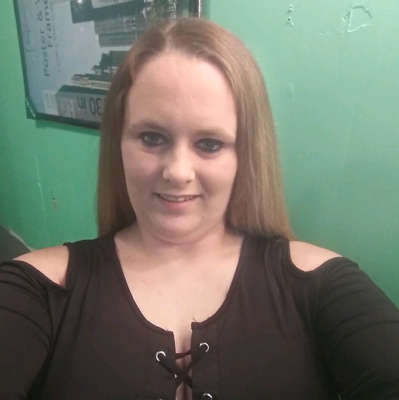 Profile Picture of Crystal Cobb (@1118swampthing) on Poshmark