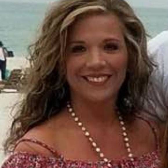 Profile Picture of Aprel Hardin (@aprelhardin) on Poshmark