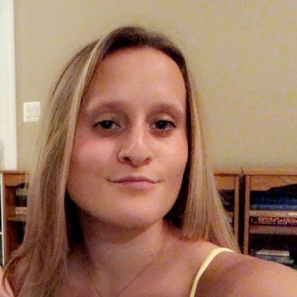 Profile Picture of Celi Campanaro (@celicampanaro) on Poshmark