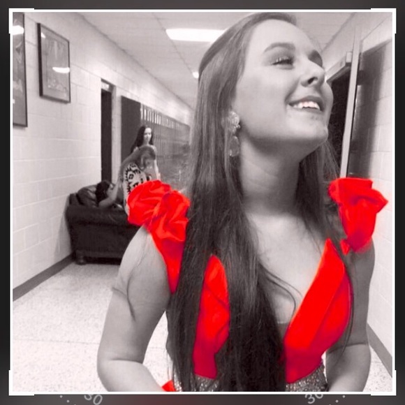 Profile Picture of Victoria Grelecki (@esor_airotciv) on Poshmark