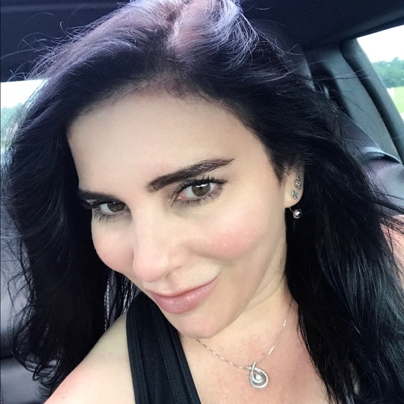 Profile Picture of Tonya Kassouf (@tburton0926) on Poshmark