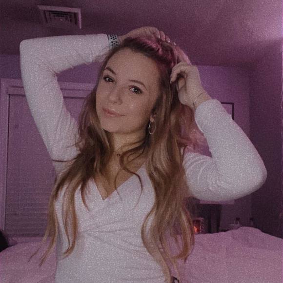 Profile Picture of Mikayla Topolewski (@mtopolewski) on Poshmark