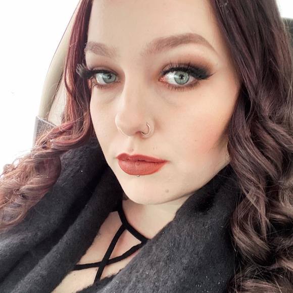 Profile Picture of Brandi Jones (@branjolee) on Poshmark