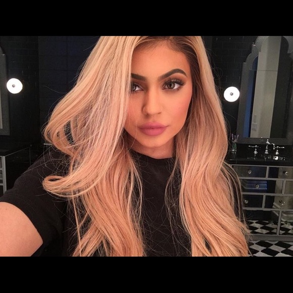 Profile Picture of Kylie Jenner (@kylie__jenner) on Poshmark