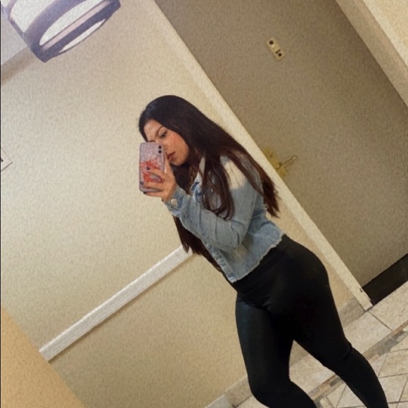 Profile Picture of Wendy Ramos (@wendyramos309) on Poshmark