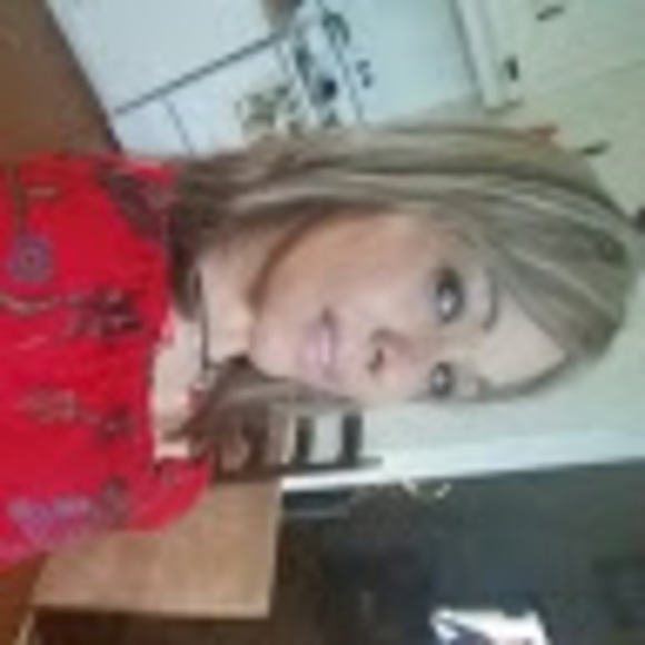 Profile Picture of Aurora Gutierrez (@auroraram72) on Poshmark