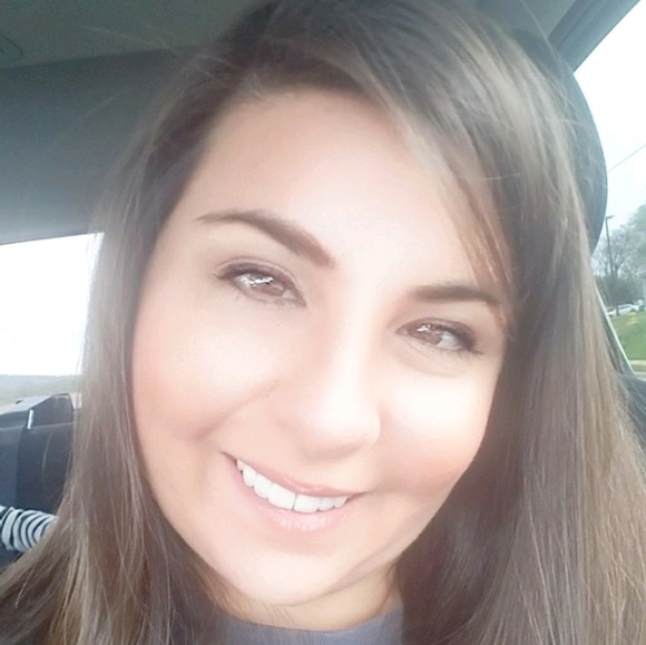Profile Picture of Amber Vandevender (@a_vandevender) on Poshmark