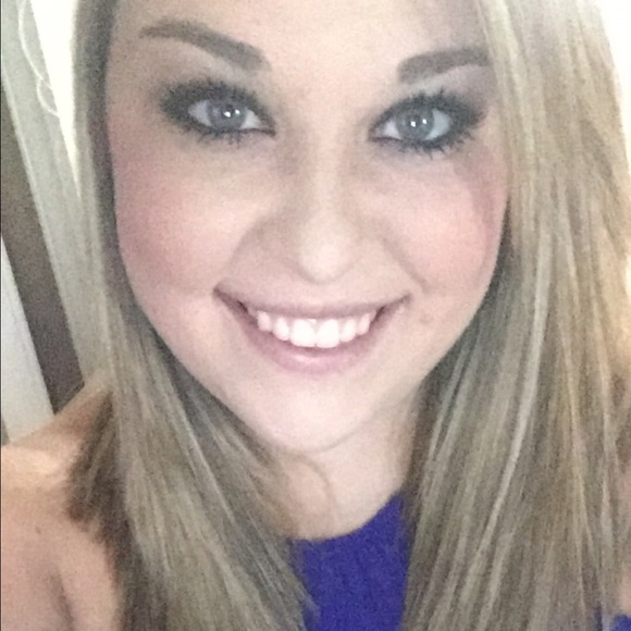 Profile Picture of Brooke Genobles (@alanabrooke1996) on Poshmark