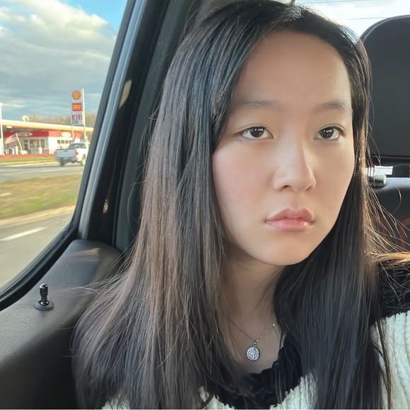 Profile Picture of Fiona Lin (@lfna0406) on Poshmark